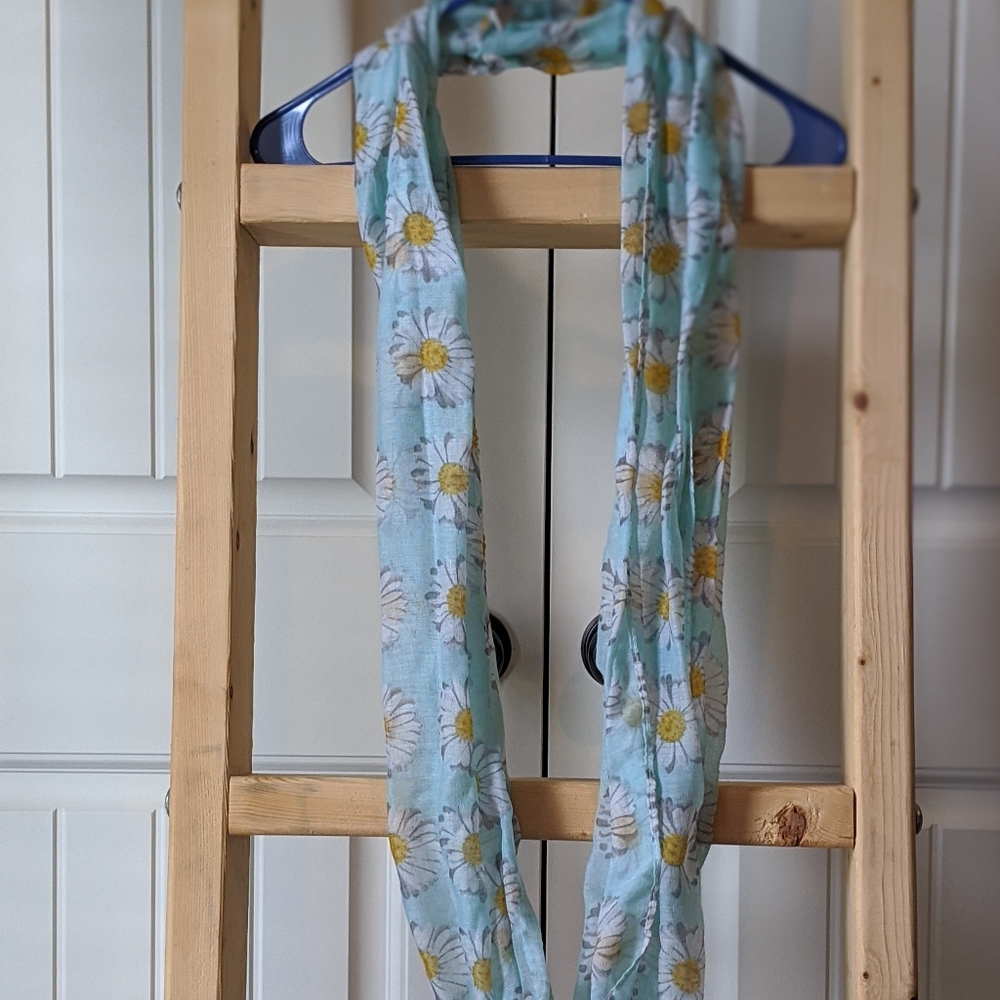 Daisy scarf